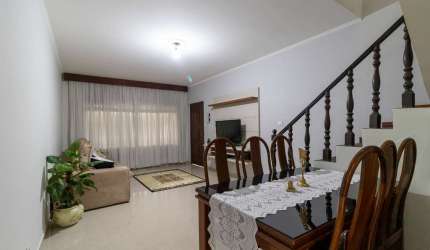 Elegante casa tipo para venda com 3 quartos, sendo 1 suíte, 194m²
