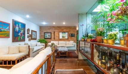 Confortável casa tipo para venda com 4 quartos, sendo 4 suítes, 571m²
