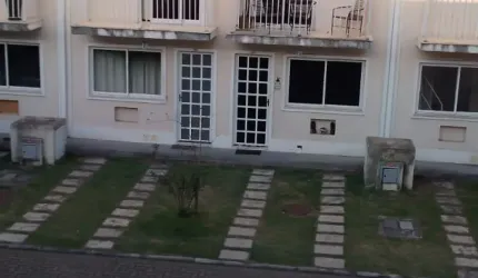 Linda casa em condomínio tranquilo e fechado