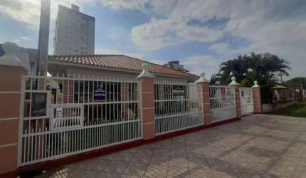 vendo casa com piscina 3 dormitórios centro Tramandaí