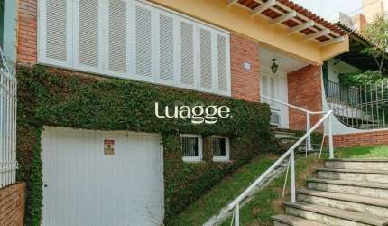 Casa 3 dormitórios com uma 1 suite, 2 banheiros, terraço, bem iluminada. Próxima ao Shopping Boubon Teresópilis