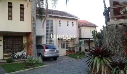 Excelente casa em condominío de 350m² com 03 dormitórios sendo 02 suítes.