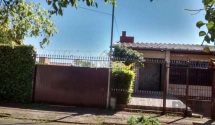 Casa com 3 dormitórios e amplo pátio com grama.