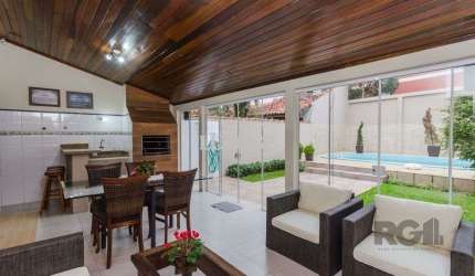 Excelente casa de 379m² com 3 dormitórios, piscina e 4 vagas.