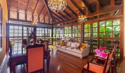 Casa com 400m² privativos e 1000m² de terreno, com vista. Um paraíso no Morro Apamecor!