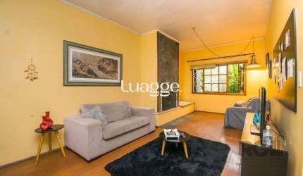 Excelente casa de 354m² com 5 dormitórios e 8 vagas.