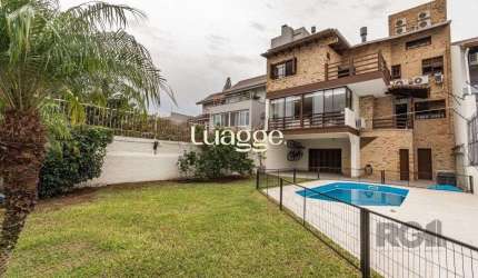 Casa de 484m², 4 dormitórios, 8 vagas no bairro Chácara das Pedras!