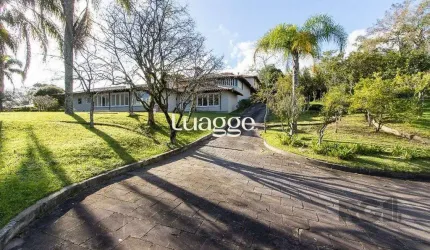 Casa Condomínio a Venda - 880m², 5 dormitórios, sendo 2 suítes, a master com lareira, 4 vagas - Cavalhada