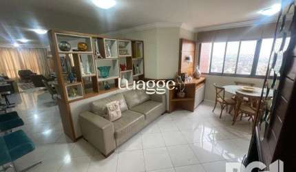 Apartamento com 3 dormitórios, 1 suíte, lavabo, 2 vagas cobertas, semimobiliado, churrasqueira e lareira.