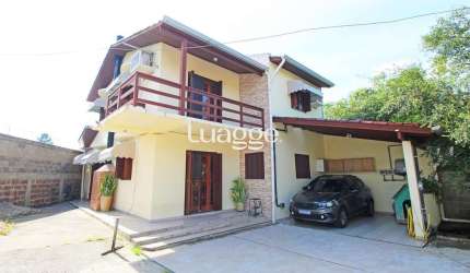 Duas casas em meio a muita natureza