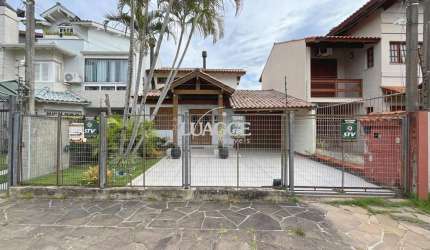 Casa 3D com 2 suítes e piscina.