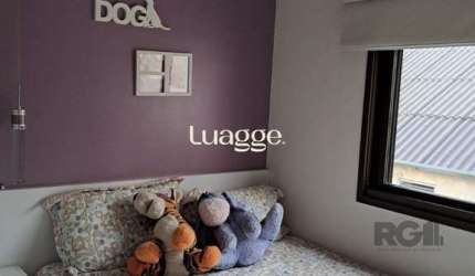 Apartamento de dois quartos, suíte e uma vaga de garagem no bairro Santana em Porto Alegre.