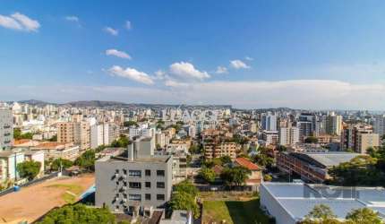 Apartamento de quatro quartos, suíte e duas vagas de garagem no bairro Rio Branco em Porto Alegre.