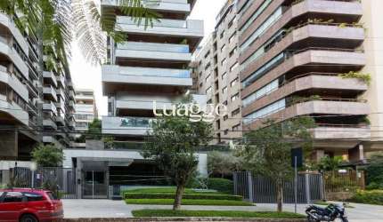 Apartamento mobiliado, com cerca de 256,42m² privativos e com 3 suítes,