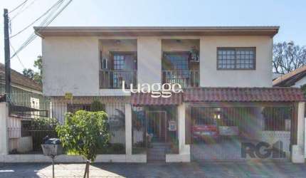 Casa de alvenaria, 3 quartos, 1 suíte, 4 banheiros e 5 vagas de garagem.