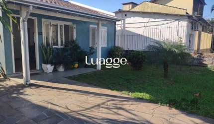 Casa com 250m²,  2 quartos, 1 suite, edícula, no bairro Nonoai