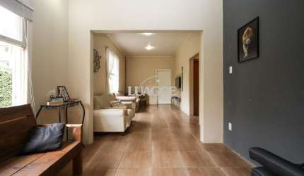 Casa semimobiliada com 188 m² de área privativa com 3 dormitórios sendo 1 suíte e 4 vagas de garagem.