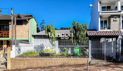 Casa térrea em frente a praça