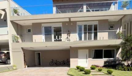 Casa em condomínio com 4 suítes, 4 vagas de garagem, pátio com piscina