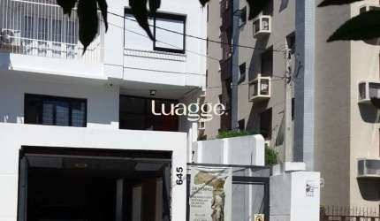 VENDA- Casa com 3 quartos sendo 1 suíte, 300m2, 2 vagas cobertas e churrasqueira- Menino Deus