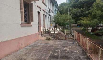 Sobrado no bairro Petrópolis com 4 dormitórios e amplo pátio