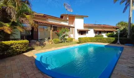 Casa térrea 3 dormitórios com piscina e edícula