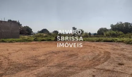 Terreno está localizado em bairro dotado de toda infraestrutura urbana municipal com pavimentação definitiva, água encanada, esgoto, águas pluviais, l