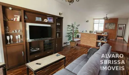 Casa com ótima localização em bairro nobre com possibilidade de ser comercial também. 300m2 at e 190m2 ac