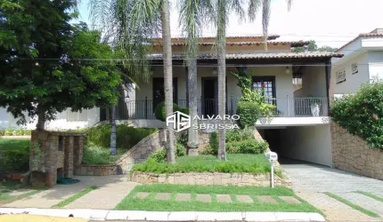 Casa estilo colonial, possui 3 suítes com ar condicionado e armários. Condomínio Portella Itu SP