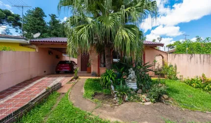 CASA TERREA / LOCALIZAÇÃO TOP / AMPLO QUINTAL /  (ZR2 794 m2) SANTA FELICIDADE