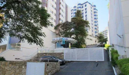 Amplo apartamento com dois quartos e sacada com churrasqueira