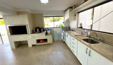 Casa à Venda com Amplo Terreno de Esquina no Parque São Jorge, Florianópolis !!