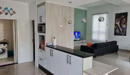 Casa de condomínio para venda tem 300 metros quadrados em Paisagem Renoir - Cotia - SP.