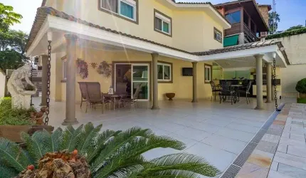 Casa de alto padrão à venda no Condomínio Alphaville em Santana de Parnaíba - SP.