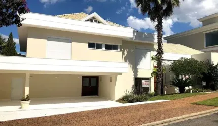 Casa de alto padrão localizada no Residencial Gêneses I em Santana de Parnaíba - SP.