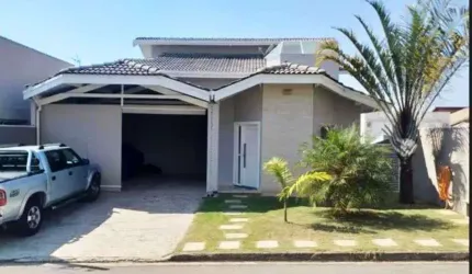 Casa de condomínio para venda tem 350 metros quadrados no Parque das Laranjeiras em Itatiba - SP.