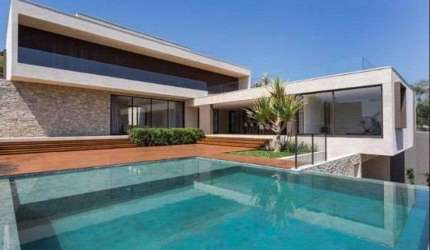 Casa de condomínio para venda tem 653 metros quadrados com 5 quartos em Cotia - SP.