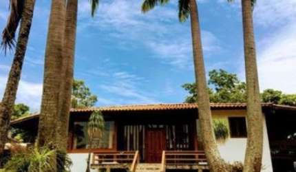 Casa de condomínio para venda tem 775 metros quadrados com 3 quartos