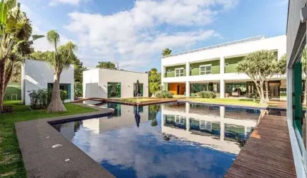 Casa de condomínio à venda em Guarujá - SP.