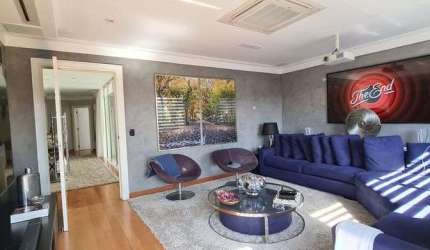 Casa Moderna à Venda no Alpha Conde II em Barueri - São Paulo.