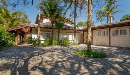 Casa para venda tem 588 metros quadrados com 7 quartos em Barra do Sahy - São Sebastião - SP