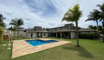 Casa de condomínio para venda tem 1350 metros quadrados com 4 quartos