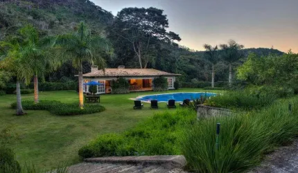 Casa de condomínio para venda possui 1000 metros quadrados com 8 quartos no RJ.