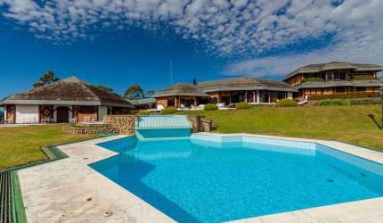 Casa para venda tem 2234 metros quadrados com 8 quartos em Nova Capivari - Campos do Jordão - SP.