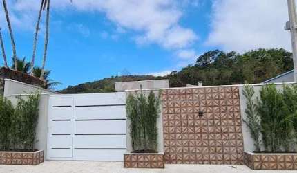 Casa com  3 dormitórios, sendo 1 suíte ampla e confortável, espaço gourmet e piscina