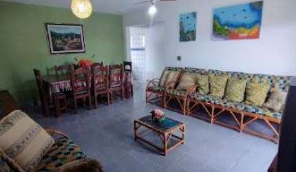 Apartamento mobiliado, muito espaçoso e ventilado.