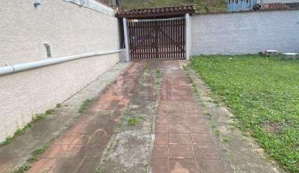 VENHA CONHECER ESTA CASA TÉRREA, AMPLA, COM ESPAÇO PARA CONSTRUIR UMA BELA ÁREA DE LAZER/GOURMET NA