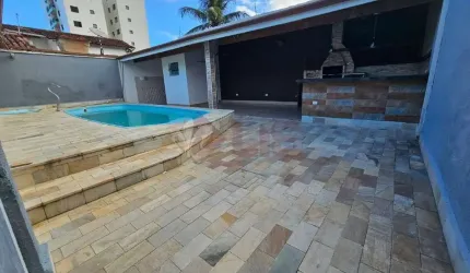 Estilo e lazer na praia! Casa com piscina e gourmet a 150m da praia Martim de Sá! Agende sua visita