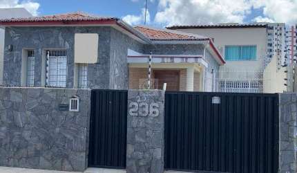 Descubra uma casa exuberante de 232m² com tudo o que você precisa para viver com estilo e exclusividade.