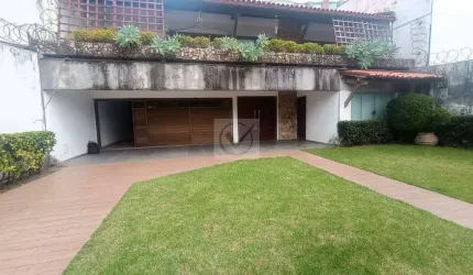 Oportunidade Única na Antiga Beira Mar: Casa Ampla e Sofisticada para Morar ou Empreender!